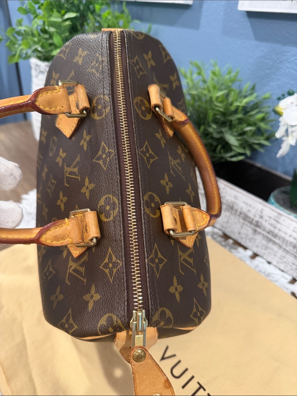 Authentic Louis Vuitton Speedy 25 monogram - Picture 8 of 15